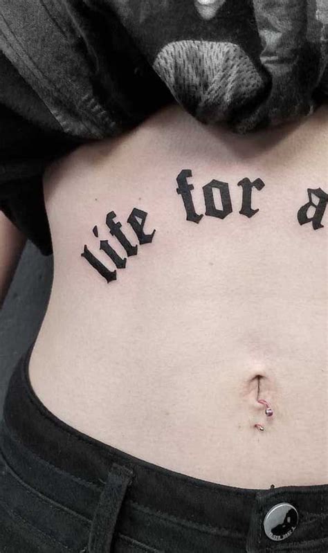 tatuagem no pé da barriga|Tatuagem na barriga: 70 desenhos incríveis para。